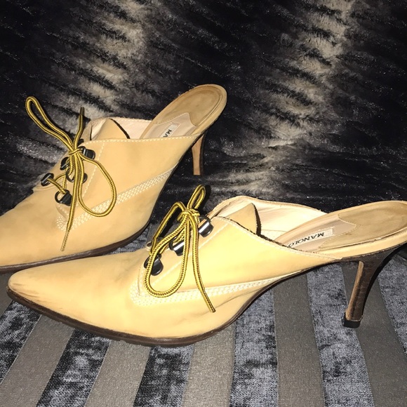 Manolo Blahnik size 8 heels - Picture 2 of 3